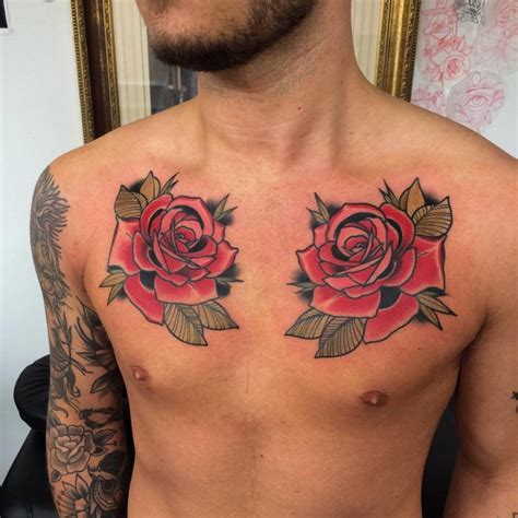 tatuajes de rosas en el pecho